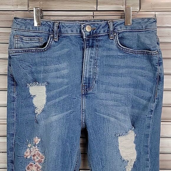 Forever 21 destructed floral jeans Size 31 - Picture 2 of 14